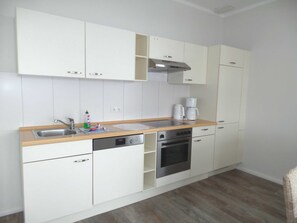 Kühlschrank, Ofen, Geschirrspüler, Wasserkocher mit Kaffee-/Teezubehör