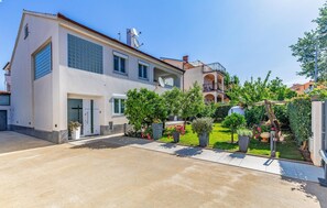 A modern two-story house with a large garden, a balcony, and satellite dishes. - 5 bedroom lovely apartment in Medulin (Medulin)