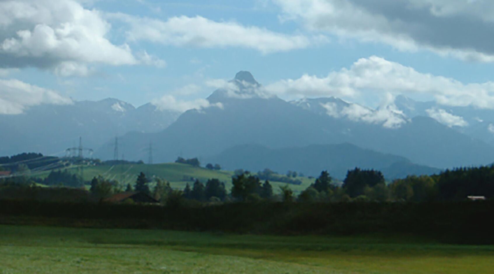 Een bergachtig landschap met een heldere lucht en verre bergen.