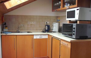 Kühlschrank, Mikrowelle, Herdplatte, Geschirrspüler