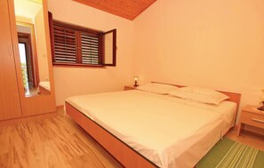 3 bedrooms, free WiFi, bed sheets