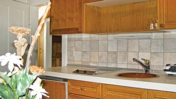 Kühlschrank, Herdplatte, Wasserkocher mit Kaffee-/Teezubehör