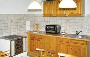 Een koelkast, een kookplaat, een koffiezetapparaat/waterkoker