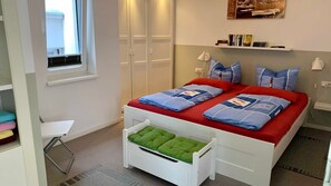 2 chambres, coffres-forts dans les chambres, fer et planche à repasser