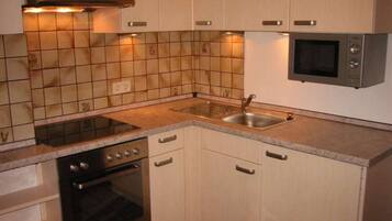 Kühlschrank, Mikrowelle, Ofen, Geschirrspüler