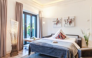 A hotel room with a bed, a desk, and a view of the outdoors. - 1 bedroom cozy apartment in Binz (Prora/Rügen)