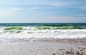 A beach with waves crashing onto the shore. - Gorgeous home in Hvide Sande with sauna (Hvide Sande)
