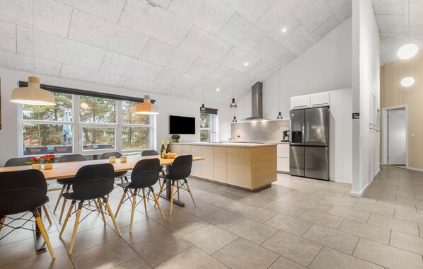 Frigorífico, placa de cocina, lavavajillas y cafetera o tetera