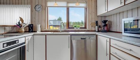 Kjøleskap, kokeplater, oppvaskmaskin og kaffetrakter/tekoker