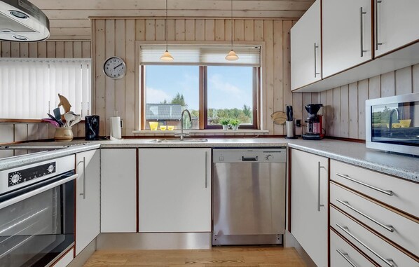 Fridge, microwave, stovetop, dishwasher