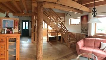 Una televisión, una chimenea