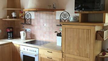 Frigorífico, microondas, horno y trona infantil