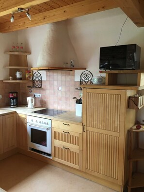 Kühlschrank, Mikrowelle, Ofen, Hochstuhl