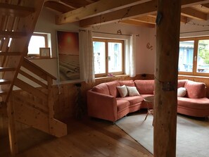 Een televisie en een open haard