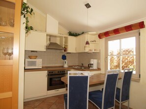 Réfrigérateur, four, cafetière/bouilloire, bouilloire électrique