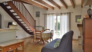 Ein Essbereich mit Tisch, Stühlen und einer Treppe.