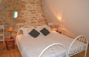 5 bedrooms, free WiFi, bed sheets