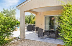 تناول الطعام بالخارج