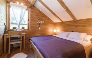 3 bedrooms, travel crib, free WiFi, bed sheets