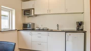 Køleskab, kogeplade, kaffe-/temaskine