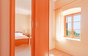 2 bedrooms, travel crib, bed sheets