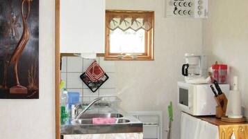 Fridge, stovetop, coffee/tea maker