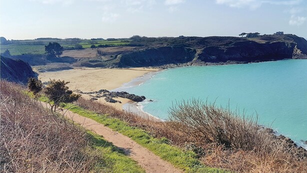 A coastal landscape with a sandy beach, a clear blue sea, and rocky cliffs. - Gorgeous apartment in Vildé-la-Marine (Vildé-la-Marine)