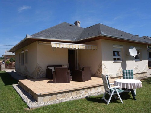 Holiday home with washing machine and dishwasher