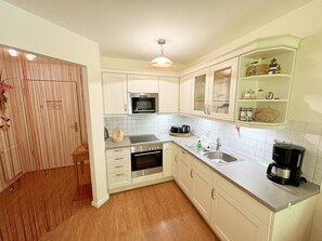 Kühlschrank, Mikrowelle, Ofen, Geschirrspüler