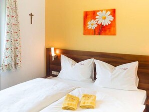 2 bedrooms, in-room safe, desk, WiFi