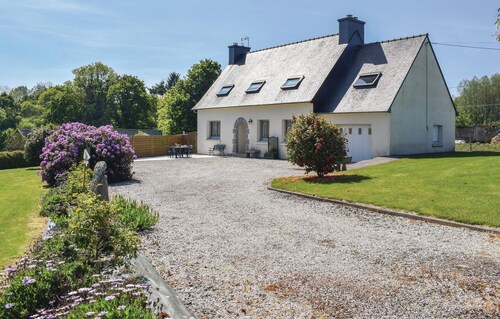 4 bedroom cozy home in Ploumilliau