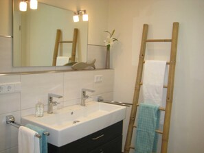 Douche, sèche-cheveux, serviettes fournies