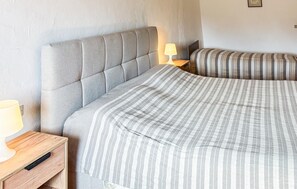 4 quartos, berço de viagem, roupa de cama