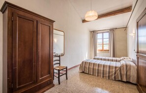 4 bedrooms, travel crib, bed sheets