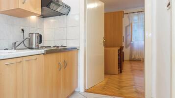 Kühlschrank, Herdplatte, Wasserkocher mit Kaffee-/Teezubehör