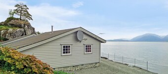 Beautiful home in Omastrand with WiFi