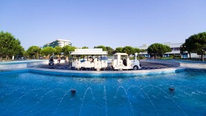 Een waterpark met een attractie in de vorm van een trein.