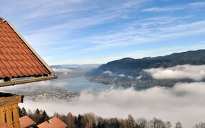 Ein Bergdorf mit traditionellen Häusern, einem Fluss und einem Tal.