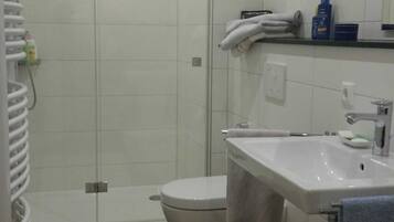 Een douche, handdoeken