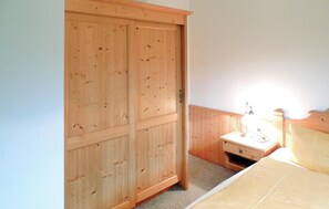 2 Schlafzimmer, Reisekinderbett, kostenloses WLAN, Bettwäsche