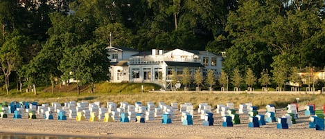 بالقرب من الشاطئ