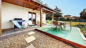 Outdoor dining - Awesome home in St. Saud Lacoussiere (St. Saud Lacoussiere)