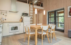 Køleskab, kogeplade, opvaskemaskine, kaffe-/temaskine