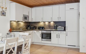 Kühlschrank, Mikrowelle, Herdplatte, Geschirrspüler