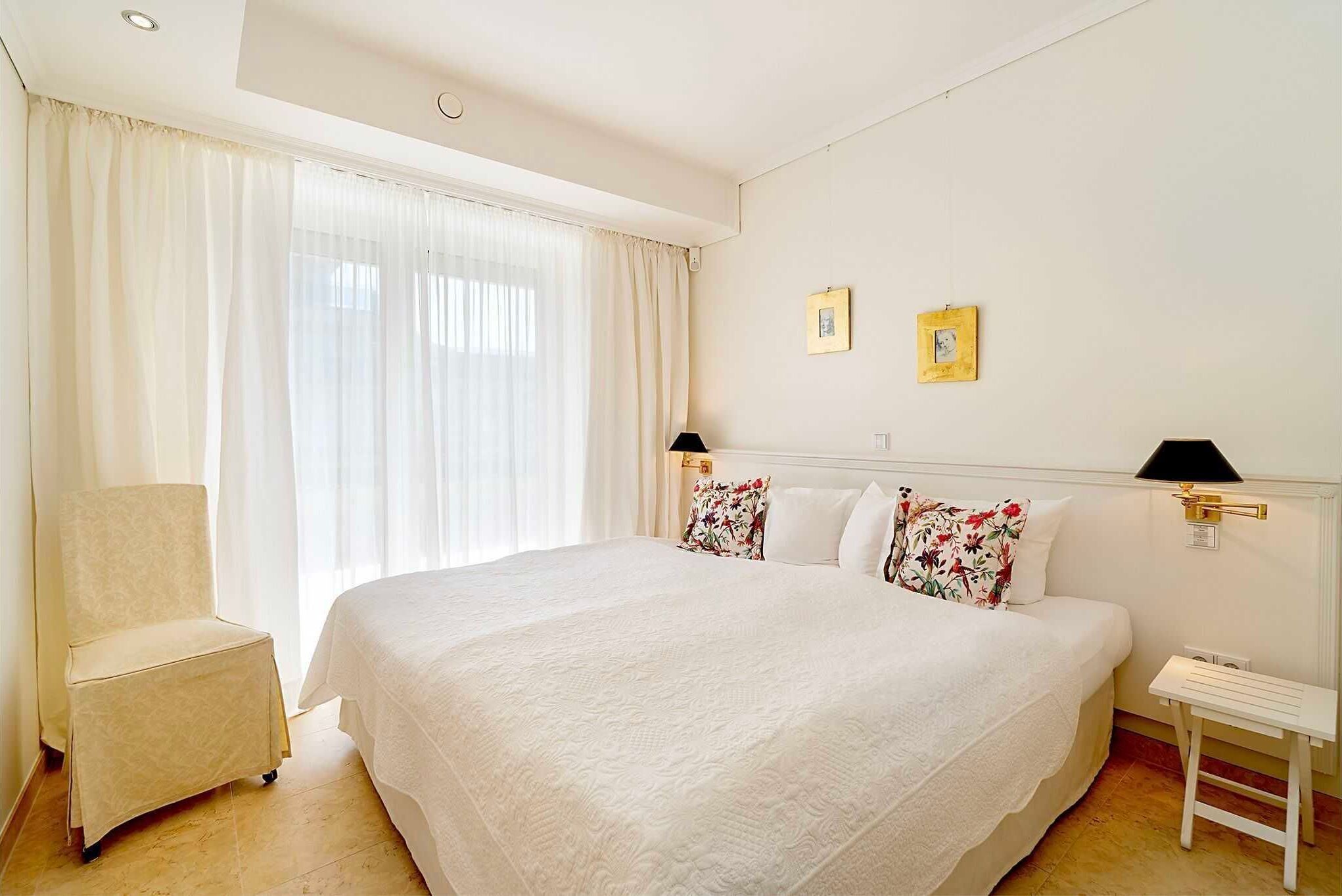 1 間睡房、房內夾萬、書桌、可攜式嬰兒床