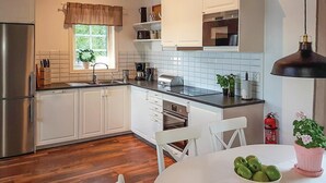 Kaffetrakter/tekoker, kjøleskap, mikrobølgeovn og kokeplater