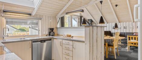 ثلاجة، موقد طهي مسطح، غسالة أطباق، ماكينة لصنع القهوة/الشاي