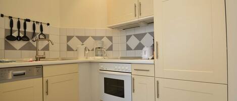 Coffee/tea maker, fridge, oven, dishwasher