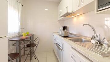 KylskÄp, spishÀll och kaffe- och tebryggare