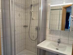 Een douche, een haardroger, handdoeken, zeep